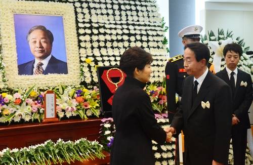박근혜 대통령이 23일 오후 서울대병원에 마련된 고(故) 김영삼 전 대통령의 빈소를 찾아 조문하고 나서 차남 현철씨 등 유족을 위로하고 있다.(사진=연합뉴스)