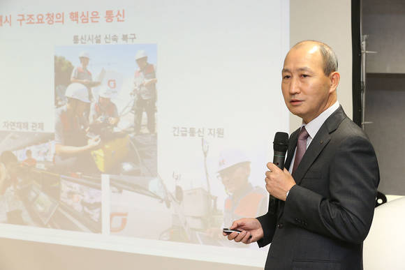 KT 네트워크부문장 오성목 부사장이 강원도 평창 알펜시아리조트에 내 행사장에서 KT의 재난안전통신망 기술을 소개하고 있다. (사진제공=KT)