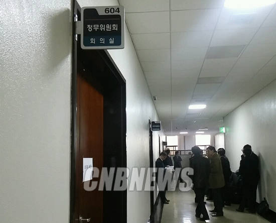 25일 금융 관계자들이 국회 정무위원회 소회의실 앞에서 대기하고 있다.(사진=최서윤 기자)