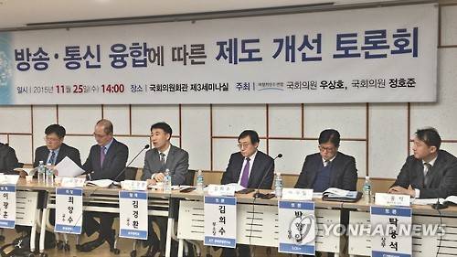 25일 서울 영등포구 국회에서 SK텔레콤과 CJ헬로비전 인수 합병에 관한 첫 토론회가 열렸다. 학계 전문가와 SK텔레콤 등 이해당사자들이 나와 인수 합병의 필요성과 문제점에 대해 토론하고 있다. (사진=연합뉴스)