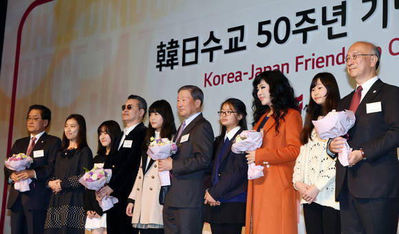 구본무 LG 회장(왼쪽 여섯번째)이 30일 서울 역삼동 LG아트센터에서 개최한 한일 수교 50주년 기념 재즈 콘서트에 앞서 가진 리셉션에서 한일의원연맹 회장대행 김태환 새누리당 의원(왼쪽 첫번째), 재즈 트럼펫터 히노 테루마사(왼쪽 네번째), 재즈 보컬리스트 웅산(왼쪽 여덟 번째), 벳쇼 코로 주한 일본대사(왼쪽 열번째) 및 LG다문화학교 한일가정 학생들과 함께 기념촬영을 하고 있다. (사진제공=LG그룹)