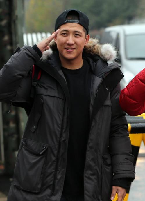 롯데 자이언츠 선수 황재균의 포스팅을 통한 메이저리그 도전이 5일 ‘무응찰’로 좌절됐다. 사진은 지난달 23일 황재균이 세종시 32사단 훈련소에 입소하고 있는 모습. 황재균은 2014 인천 아시안게임 금메달에 따른 병역혜택으로 4주간의 기초군사훈련 후 퇴소할 예정이다. (사진=연합뉴스)