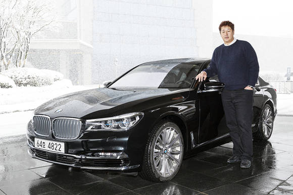BMW 뉴 7시리즈 지원 받는 이대호 선수. (사진=BMW 코리아)