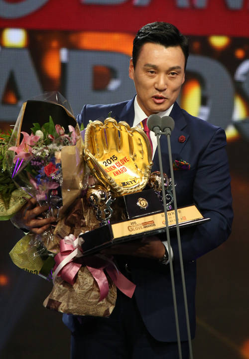 삼성 이승엽이 8일 오후 서울 서초구 양재동 더케이호텔에서 열린 2015 타이어뱅크 KBO리그 골든글러브 시상식에서 지명타자 부문 상을 받고 소감을 말하고 있다. 이승엽의 10번째 골든글러브 수상이다. (사진=연합뉴스)