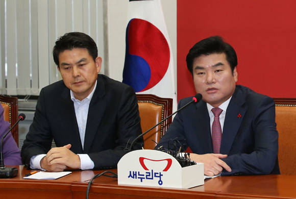 새누리당 원유철 원내대표(오른쪽)가 21일 오전 국회에서 열린 최고위원회의에서 발언하고 있다. (사진=연합뉴스)