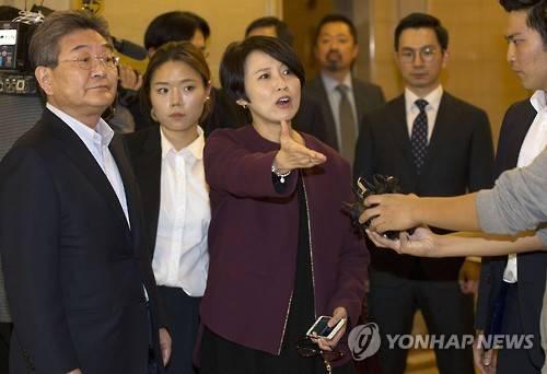 지난 10월 16일 정혜원 SJD코퍼레이션 상무(가운데)가 서울 중구 롯데호텔 로비에서 신격호 총괄회장의 집무실이 위치한 34층을 자유롭게 출입할 수 있는 키를 요구하고 있다. (사진=연합뉴스)