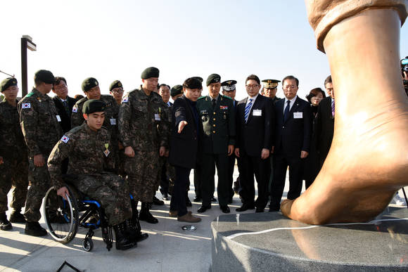 23일 경기도 파주시 임진각 평화누리공원에서 효성 조현준 사장(오른쪽에서 세번째)과 김정원 하사, 하재헌 하사 등이 8·4 DMZ 작전에 참여한 육군 1군단 수색대대 장병들의 전공을 기념하는 ‘평화와 하나됨을 향한 첫 걸음-평화의 발’ 제막식에 참석했다. (사진제공=효성)