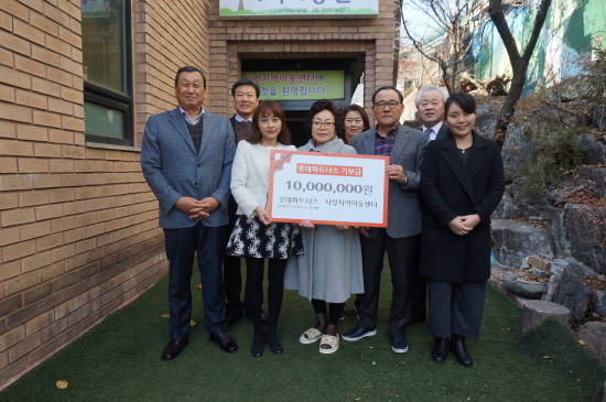 거흥산업 이규석 대표(우측 3번째)를 비롯, 롯데파트너스 회원들이 지역아동센터를 방문해 성금을 기부했다.(사진=롯데건설)