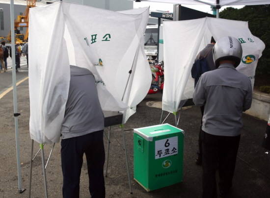 28일 오전 울산시 동구 현대중공업 본사에서 한 노조원이 올해 임단협 잠정합의안에 대한 찬반투표를 하고 있다.(사진=연합뉴스)