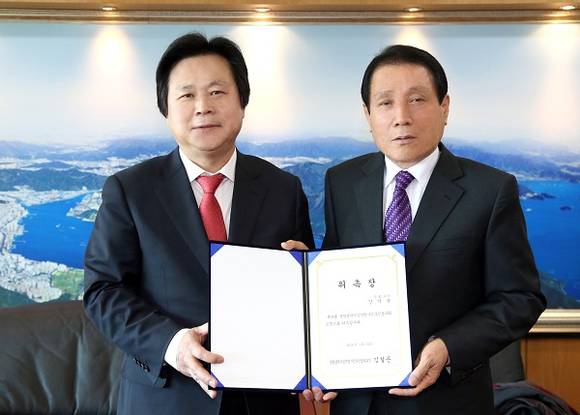 (사진제공=창원시) 강기윤 국회의원(왼쪽)이 김철곤 창원광역시승격범시민추진협의회 회장으로부터 협의회 고문으로 위촉받고 기념 사진을 촬영하고 있다.