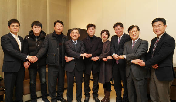 삼성전자 권오현 대표이사(부회장·왼쪽에서 네번째)가 14일 삼성전자 서초사옥에서 송창호 대표(왼쪽에서 세번째) 등 가족대책위에게 사과문을 전달한 뒤 손을 맞잡고 있다. (사진제공=삼성전자)