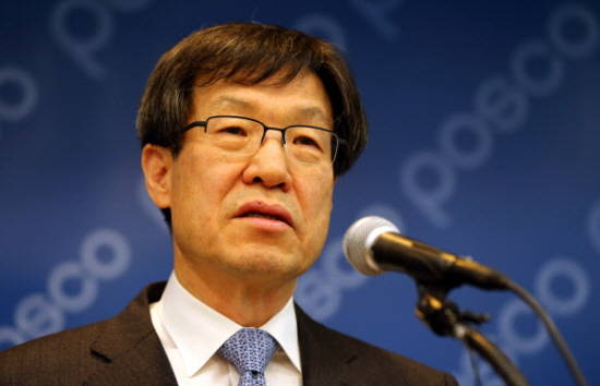 권오준 포스코 회장이 지난해 5월 그룹 내 고위 임원들이 일괄 사표를 제출하면서 비상경영쇄신위원회를 발족하고 대대적인 경영 쇄신안을 발표했다.(사진=연합뉴스)