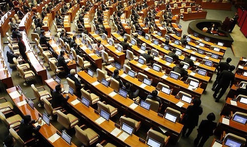 새누리당과 더불어민주당이 10일 오후 본회의를 열고 ‘대북규탄결의안’을 채택한 후, 쟁점 법안과 선거구획정 등을 논의하는 회동을 가질 예정이다. (사진=연합뉴스)
