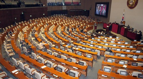 여야가 18, 19일 대정부질문을 실시한다. 이번 대정부질문에서는 개성공단 가동중단과 사드 배치, 누리과정 예산 등의 현안을 다뤄 여느 때보다 격렬한 공방이 예상된다. (사진=연합뉴스)