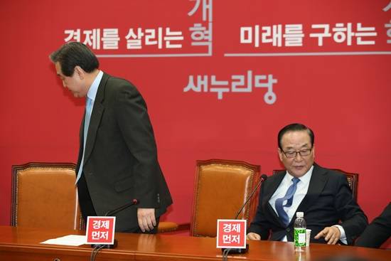 공천룰을 두고 새누리당 내홍이 심화되고 있다. 급기야 18일 열린 최고위원회의에서 김무성 대표와 서청원 최고위원 간 고성이 오가며 최고위는 파행을 빚었다. 사진은 김무성 대표(왼쪽)가 서청원 최고위원을 뒤로하고 자리를 뜨는 모습. (사진=연합뉴스)