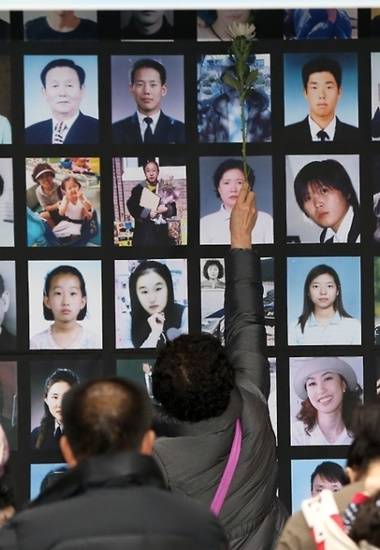 대구지하철참사가 13주기를 맞았다. 유족들은 아직도 떠나보낸 이들을 기억하며 눈물을 흘린다. 사진은 18일 오전 대구도시철도공사 강당에서 열린 ‘대구지하철참사 13주기 추모식’에서 유족과 시민들이 헌화하고 있는 모습. (사진=연합뉴스)
