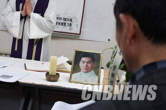 군 의문사로 대표되는 김훈 중위 사건이 18주기를 맞았다. 김 중위의 아버지 김척 전 장군은 아직도 아들의 죽음을 ‘자살’로 단정 짓는 군 당국과 싸움 중이다. 그 긴 이야기를 들어보았다. 사진은 지난 24일 서울 명동 천주교인권위원회에서 열린 김 중위 사건 18주기 미사 모습. (사진=강소영 기자)