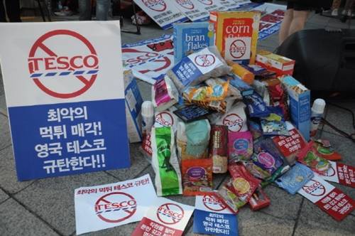킴스클럽을 사모펀드가 인수할 경우. 국부유출·고용불안 등의 문제가 발생할 가능성이 높은 상황이다. 지난해 홈플러스 매각 때 홈플러스 노동조합원들이 본사 앞에서 테스코의 먹튀 매각을 규탄하기 위해 제품들을 쌓아 놓은 모습. (사진=홈플러스 노동조합)