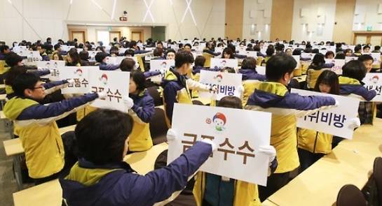 20대 국회의원 선거가 한 달여 앞으로 다가온 가운데, 불법 선거운동이 급격히 증가해 정부가 단속에 나섰다. 사진은 ‘제20대 국회의원선거 공정선거지원단 발대식’에서 단원들이 허위·비방, 흑색선전, 금품수수 등 불법선거를 나타내는 글자를 격파하는 퍼포먼스를 하고 있는 모습. (사진=연합뉴스)