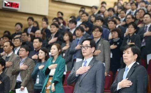 교육부가 100만원 이하의 향응에도 중징계를 할 수 있도록 하는 개정안으로 청렴도를 끌어올리겠다는 방침을 밝혔다. 사진은 이준식 사회부총리 겸 교육부장관이 4일 정부세종청사 문화체육관광부 대강당에서 열린 ‘교육부 청렴 문화운동 선포식’에서 청렴서약서를 지니고 국기에 대한 경례를 하고 있는 모습. (사진=연합뉴스)