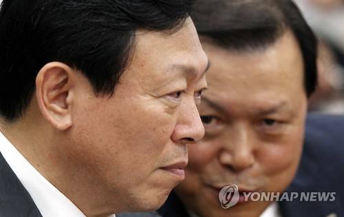 신격호 롯데그룹 총괄회장이 롯데제과 등기이사직에서 물러난 자리에 신동빈 롯데그룹 회장의 최측근인 황각규 롯데 정책본부 운영실장(사장)이 선임될 예정이다. 신동빈 회장이 작년 9월 국회 정무위원회의 공정거래위원회 국정감사에서 황각규 사장(오른쪽)과 이야기하고 있다.(사진=연합뉴스)