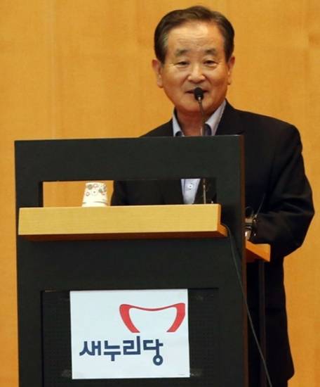 새누리당이 야권 경제통으로 불리는 강봉균 전 재정경제부 장관(사진)에 4·13 총선 중앙선거대책위원장직을 맡아달라고 러브콜을 보내면서, 그 배경에 눈길이 쏠리고 있다. 사진은 강 전 장관이 새누리당 워크숍에서 강의하는 모습. (사진=연합뉴스)
