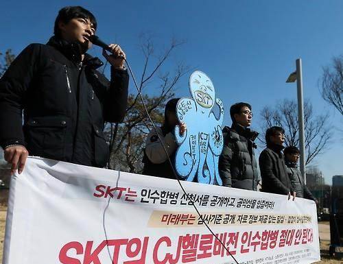 정부의 SK텔레콤-CJ헬로비전 인수합병 승인 심사가 초읽기에 들어간 가운데, 방송 공정성 등을 우려하는 시민단체들의 승인 반대 목소리가 높아지고 있다. 미래부 주최로 SK텔레콤-CJ헬로비전 인수합병 관련 공청회가 열린 지난달 24일, 방송통신실천행동 회원들이 공청회장 밖에서 인수합병 반대 구호를 외치고 있다. (사진=연합뉴스)