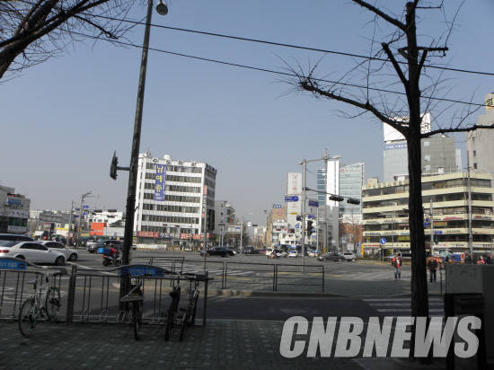 (구)하나은행 신설동지점 입구에서 바라본 신설동역 오거리 모습. (사진=이성호 기자)