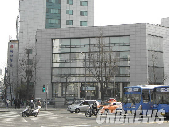 하나금융지주는 자체 보유중인 유휴지점을 주거용 오피스텔로 재건축해 뉴스테이로 공급할 예정이다. 사진은 신설동역 오거리에 위치한 하나금융 뉴스테이 1호 예정지인 (구)하나은행 신설동지점. (사진=이성호 기자)