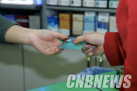 서대문구 연희동의 한 매점에서 고객이 법인카드로 사무용품을 구입하고 있다. (사진=CNB포토뱅크)