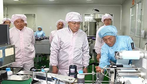 지난해 7월 세종시 전의면에 위치한 한국콜마를 방문한 윤상직 당시 산업통상자원부 장관(가운데). (사진=산자부)