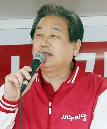 김무성 새누리당 대표가 2일 인천 지역 후보들의 지원유세에 나섰다. 김 대표는 이날 더불어민주당과 국민의당은 정체성이 다르다며 야권 연대를 견제하는 모습을 보였다. (사진=연합뉴스)