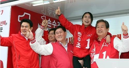 3일 부산 사상구에서 김태호 최고위원(왼쪽부터), 조경태 의원, 최경환 의원, 손수조 후보, 김무성 대표가 시민들을 향해 손 후보에 대한 지지를 당부했다. (사진=연합뉴스)