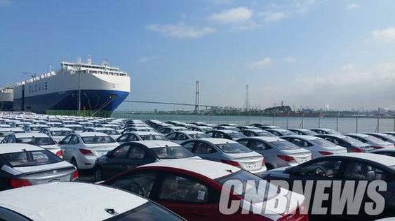현대증권 주식 매각으로 현대상선이 제자리를 찾게 되면, 범현대가 기업들에도 긍정적인 효과가 기대된다. 현대차 완성품들이 울산항에 정박 중인 현대글로비스 선박 앞에서 해외시장 진출을 기다리고 있다. (사진=도기천 기자)