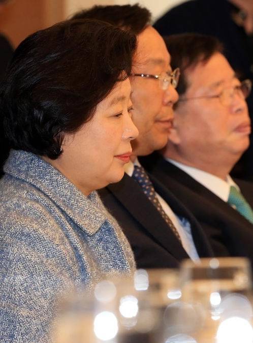 현대증권 매각 성사로 유동성 위기에 처한 현대그룹이 안도의 한숨을 쉬게 됐다. 현정은 현대그룹 회장이 지난달 10일 대한상공회의소에서 열린 전국상의 회장단 정책간담회에서 생각에 잠겨 있다. (사진=연합뉴스)