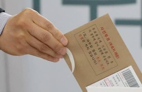사전투표제가 8일과 9일 이틀간 실시된다. 별도의 부재자 신고 없이 신분증만 있으면 전국의 모든 읍·면·동사무소에서 투표가 가능하다. (사진=연합뉴스)