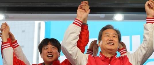 김무성 새누리당 대표가 지난 7일 서울 노원병 지역을 찾아 이준석 후보의 유세를 하던 중 “안철수 국민의당 대표를 선택해달라”고 말실수를 해 좌중을 당황케 했다. (사진=연합뉴스)