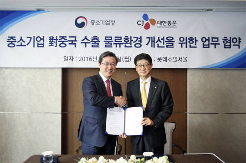 CJ대한통운은 11일 서울시 소공동 롯데호텔에서 중소기업청과 ‘중소기업 대중국 수출 물류환경 개선을 위한 업무협약’을 체결했다. 주영섭 중소기업청장(사진 왼쪽)과 박근태 CJ대한통운 대표(오른쪽)가 업무협약식에서 기념 촬영을 하고 있다. (사진=CJ대한통운)
