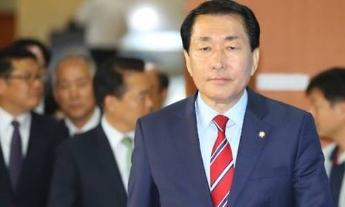 새누리당을 탈당해 20대 국회의원 선거에서 무소속으로 당선된 안상수 당선자가 14일 국회에서 기자회견을 열고 당 복당을 신청했다. (사진=연합뉴스)