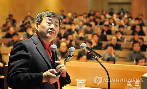 대기업 임원은 수억대 연봉에 수십 가지 특혜가 보장되지만 근로기준법상의 고용보장을 받지 못해 ‘쉬운 해고’의 0순위가 되기도 한다. 김준기 동부그룹 회장이 최근 동부그룹 인재개발원에서 열린 임원워크숍에서 특강을 하고 있다. (사진=연합뉴스)