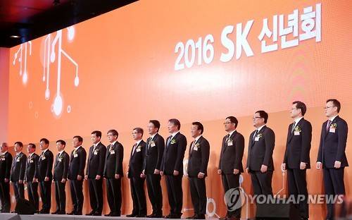 재벌그룹에 속한 임원은 실적은 기본이고, VIP(오너 일가)의 심중을 간파하는 뛰어난 정치 감각을 겸비해야 장수할 수 있다. SK그룹 주요계열사 임원들이 지난 1월 신년회에서 최태원 SK그룹 회장(오른쪽에서 여섯번째)과 함께 단상에 서 있다. (사진=연합뉴스)