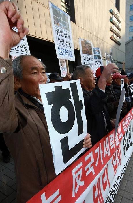 지난해 12월 9일 한상균 민주노총 위원장이 피신한 서울 종로구 조계사 앞에서 어버이연합이 한 위원장을 즉각 체포할 것을 촉구하고 있다. 이들은 기업 편에서 노조를 압박하는 각종 집회에 여러차례 동원돼 온 것으로 알려졌다. (사진=연합뉴스)