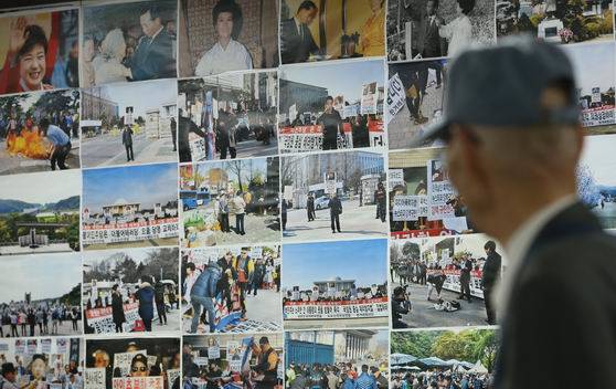 어버이연합 사무실 벽면 가득 붙어 있는 박근혜 대통령 관련 사진과 집회 사진들. (사진=연합뉴스)
