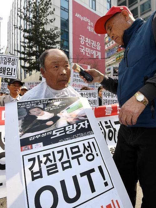‘어버이연합 스캔들’은 탈북단체들이 비박계 김무성 전 새누리당 대표 등을 공격하는 과정에서 내분이 발생해 세상에 알려지게 됐다. 지난달 25일 여의도 새누리당사 앞에서 어버이연합 회원들이 김무성 당시 대표를 규탄하며 삭발 시위를 벌이고 있다. (사진=연합뉴스)