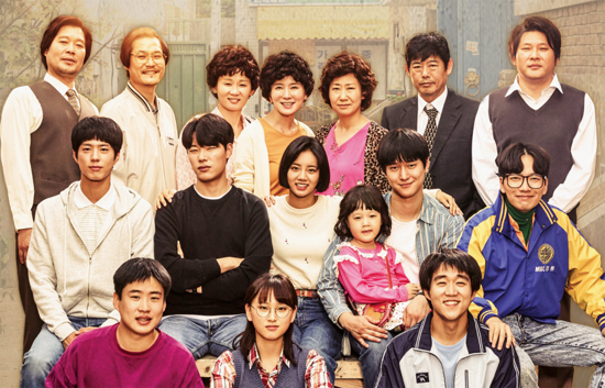 '응답하라 1988' 드라마 출연진. 맨 뒷줄의 '1세대'의 사투리 사용자 6명 중 5명이 경상도 사투리를 구사한다.