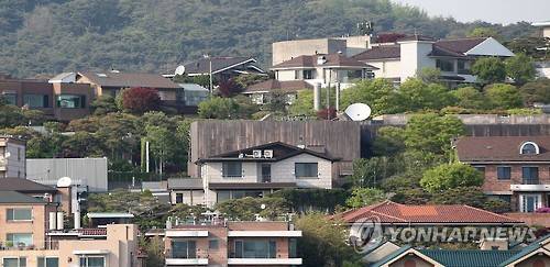 이건희 삼성 회장이 서울시 용산구 이태원동에 소유한 연면적 3422㎡ 규모(가운데 갈색 주택)의 공시가격 177억원대 저택. (사진=연합뉴스)
