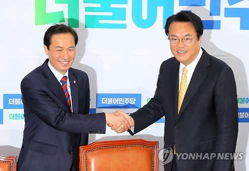 새누리당 정진석 원내대표(오른쪽)와 더민주 우상호 원내대표가 5일 오전 첫 회동을 가졌다. (사진=연합뉴스)