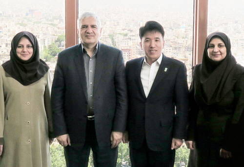 1일(이란 현지시간) 함영주 KEB하나은행장(사진 왼쪽 세 번째)이 이란 테헤란 소재 이란 중앙은행 본점에서 골라말리 캄얍(Gholamali Kamyab) 이란 중앙은행 부총재(사진 왼쪽 두 번째)와 면담을 갖고 기념촬영을 하고 있는 모습. (사진=KEB하나은행)