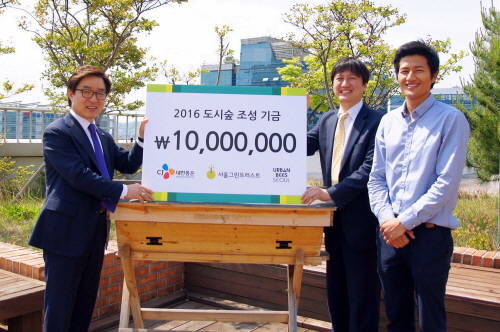 서울 금천구 CJ대한통운 가산동 택배터미널 옥상에서 (왼쪽부터)백유택 CJ대한통운 상무와 설동근 서울그린트러스트 운영위원장, 박진 어반비즈서울 대표가 기금 전달 행사를 갖고 벌통 앞에서 기념촬영을 하고 있다. (사진=CJ대한통운)