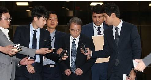 서울중앙지검 특별수사팀은 안전성 검사 없이 유해 제품을 제조·판매해 사람을 숨지거거나 다치게 한 혐의(업무상 과실치사 및 과실치상)로 신현우 전 옥시 대표(사진)와 전 연구소장 김모씨, 선임연구원 최모씨, 세퓨를 제조한 오씨 등 4명을 14일 구속했다. (사진=연합뉴스)